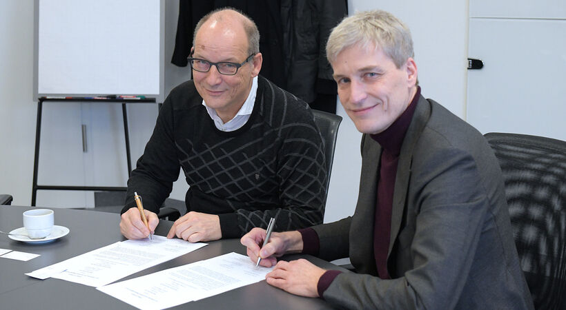 Signing the deal, RWE's Roger Miesen (left) and thyssenkrupp Steel Europe's Bernhard Osburg
