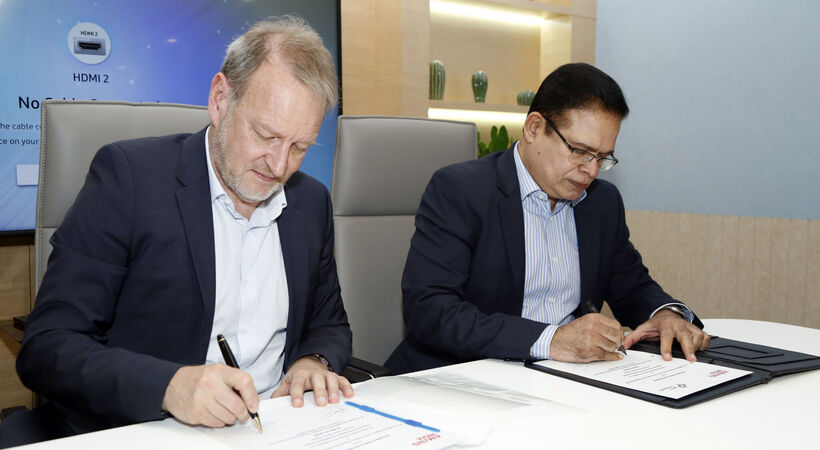 John Cockerill Industry and ArcelorMittal Nippon Steel India Ltd representatives signing the contract of investment