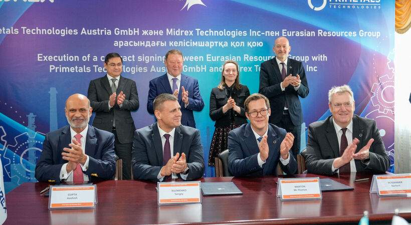 Representatives from ERG, Primetals Technologies, and Midrex Technologies at the occasion of contract signing. Front row, from left to right: Aashish Gupta, Chief Sales and Strategy Officer, Midrex Technologies, Sergey Kuzmenko Head of Iron Ore Division of ERG, General Director of SSGPO JSC, Thomas Marton, Senior Vice President Ironmaking, Steelmaking, & ECO Solutions, and Norbert Petermaier, Executive Vice President and Head of Sales & Marketing, both at Primetals Technologies. Standing far right in back row: Andreas Viehboeck, Executive Vice President and Head of Global Business Unit Upstream at Primetals Technologies.